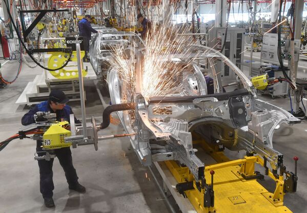 Một nhân viên trong phân xưởng của nhà máy sản xuất xe hơi “Mercedes-Benz” thuộc tập đoàn “Daimler” ở ngoại ô Matxcơva - Sputnik Việt Nam