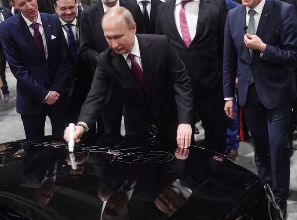 Tổng thống Vladimir Putin tham dự lễ khai trương nhà máy sản xuất xe hơi “Mercedes-Benz” thuộc tập đoàn “Daimler ” - Sputnik Việt Nam