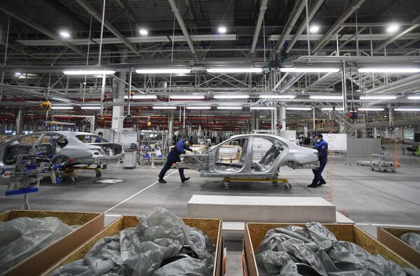 Lắp ráp ô tô trong phân xưởng của nhà máy sản xuất xe hơi “Mercedes-Benz” thuộc tập đoàn “Daimler” - Sputnik Việt Nam
