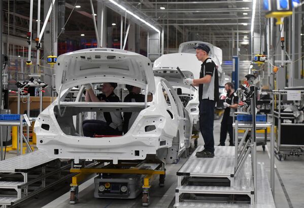 Các nhân viên trong phân xưởng của nhà máy sản xuất xe hơi “Mercedes-Benz” thuộc tập đoàn “Daimler” ở ngoại ô Matxcơva - Sputnik Việt Nam