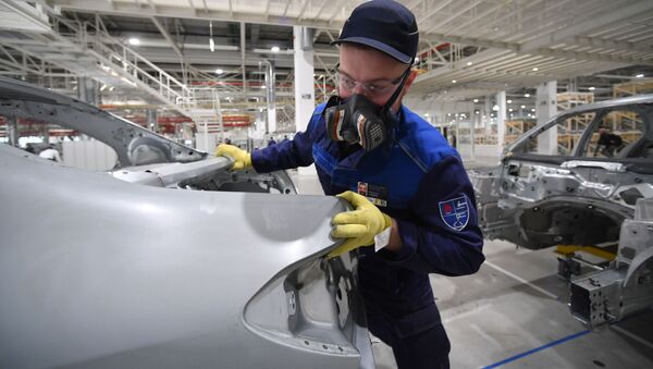 Một nhân viên trong phân xưởng của nhà máy sản xuất xe hơi “Mercedes-Benz” thuộc tập đoàn “Daimler” ở ngoại ô Matxcơva - Sputnik Việt Nam