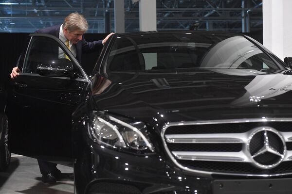 Thư ký báo chí của Tổng thống Nga Dmitry Peskov xem sản phẩm của nhà máy sản xuất xe hơi “Mercedes-Benz” thuộc tập đoàn “Daimler” - Sputnik Việt Nam