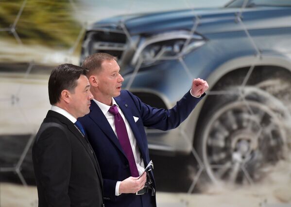 Thống đốc khu vực Matxcơva Andrei Vorobyov và Tổng GĐ công ty sản xuất xe hơi “ Mercedes-Benz Manufacturing Rus Axel Bense trong phân xưởng của nhà máy sản xuất xe hơi “Mercedes-Benz” - Sputnik Việt Nam