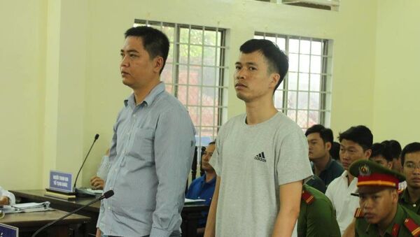 Bùi Đức Nghĩa (áo thun) và Nguyễn Tuấn Anh tại phiên tòa - Sputnik Việt Nam