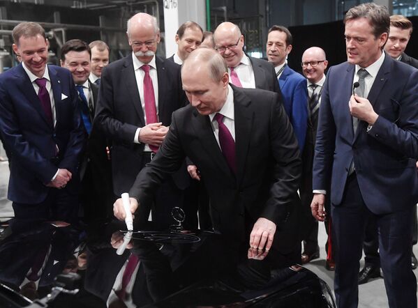 Tổng thống Nga Vladimir Putin tham gia lễ khai trương nhà máy Mercedes-Benz của tập đoàn Daimler ở ngoại ô Moskva - Sputnik Việt Nam