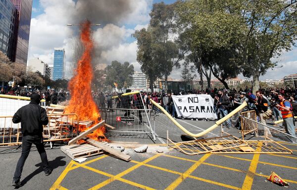 Chướng ngại vật bị đốt cháy trong cuộc biểu tình đòi độc lập cho xứ Catalan, Barcelona, Tây Ban Nha - Sputnik Việt Nam