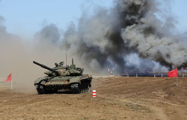 Xe tăng T-72 tại cuộc thi Biathlon xe tăng ở tỉnh Volgograd - Sputnik Việt Nam