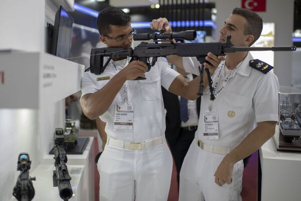 Các thủy thủ kiểm tra thước ngắm vũ khí hỏa lực tại Hội chợ Quốc phòng và An ninh LAAD 2019, Rio de Janeiro, Brazil - Sputnik Việt Nam