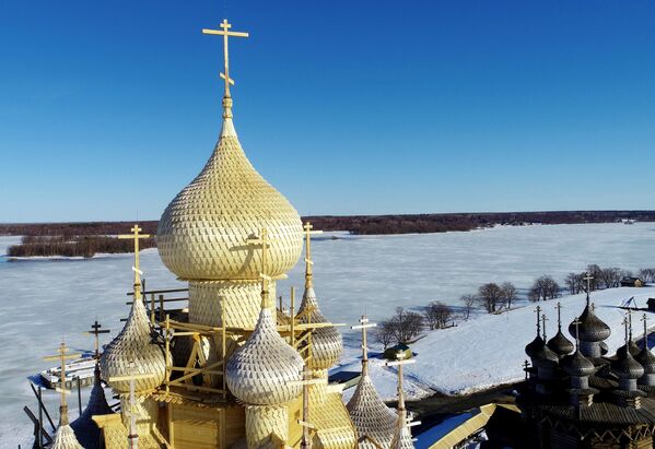 Nhà thờ Hiển linh thế kỷ 18 sau khi hoàn thành việc trùng tu phía bên ngoài, Khu bảo tồn-bảo tàng Kizhi ở Karelia - Sputnik Việt Nam