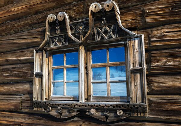 Cửa sổ Nhà Yakovlev từ làng Klescheyla trên đảo Kizhi ở Karelia - Sputnik Việt Nam