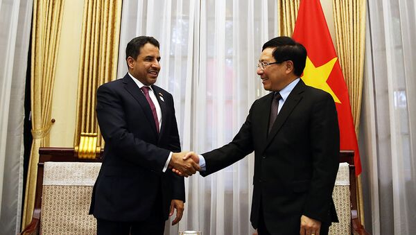 Phó Thủ tướng Phạm Bình Minh và Đại sứ Các tiểu vương quốc Arab thống nhất Obaid Saeed Bintaresh Al Dhaheri - Sputnik Việt Nam