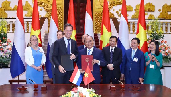 Thủ tướng Chính phủ Nguyễn Xuân Phúc và Thủ tướng Vương quốc Hà Lan Mark Rutte ký kết biên bản ghi nhớ về hợp tác chuyển đổi nông nghiệp tại ĐBSCL - Sputnik Việt Nam