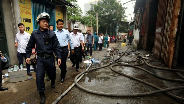 Chủ tịch UBND thành phố Hà Nội Nguyễn Đức Chung trực tiếp tới hiện trường chỉ đạo công tác cứu hỏa và cứu hộ nạn nhân.  - Sputnik Việt Nam