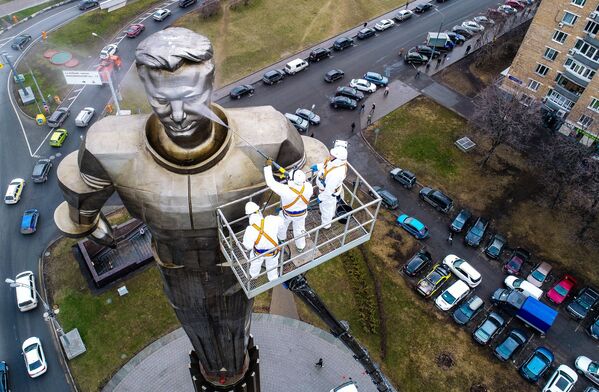 Công nhân công ty vệ sinh Moskva rửa tượng đài phi hành gia Yuri Gagarin  - Sputnik Việt Nam
