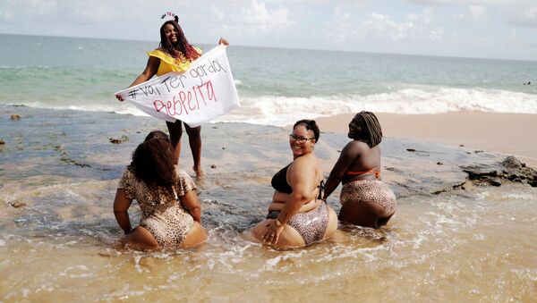 Những người tham gia biểu tình phản đối kỳ thị người béo ở Brazil - Sputnik Việt Nam