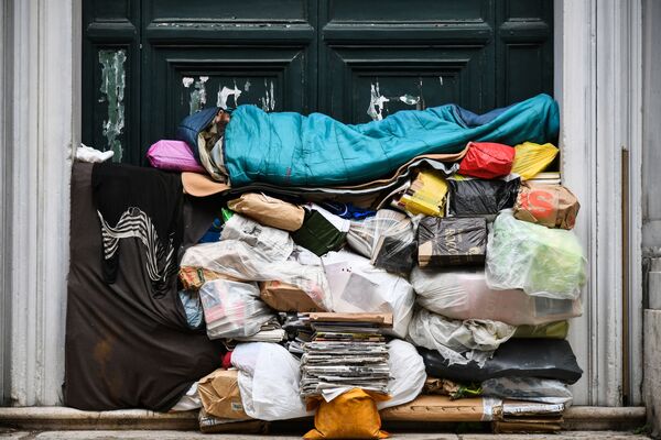 Người vô gia cư ngủ trên đống rác dưới hiên nhà ở Rome, Ý - Sputnik Việt Nam