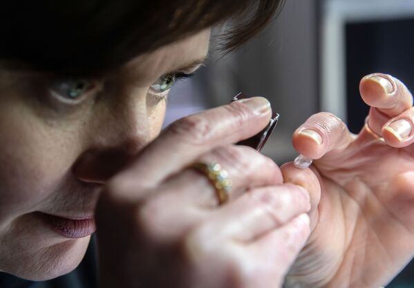 Nhân viên kiểm định viên kim cương trong xưởng kiểm tra kỹ thuật và đánh giá của công ty “Kim cương Alrosa” ở Moskva - Sputnik Việt Nam