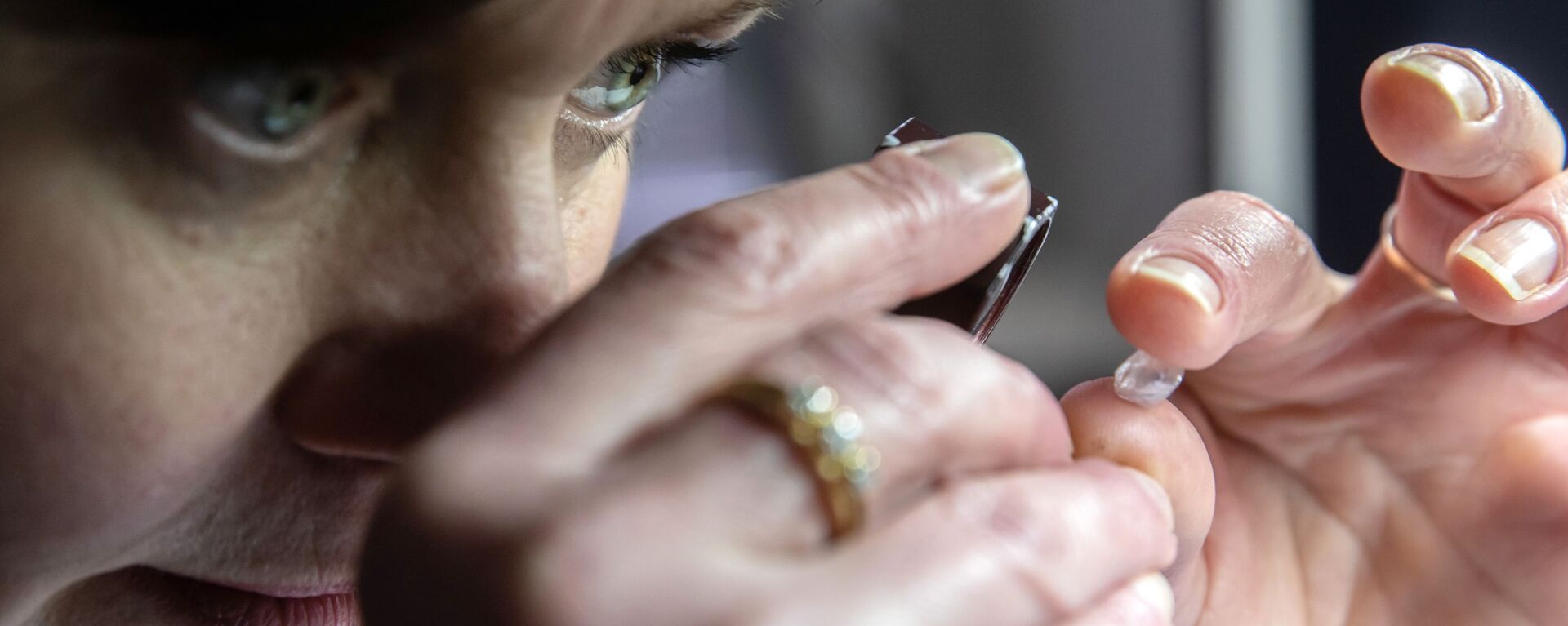 Nhân viên kiểm định viên kim cương trong xưởng kiểm tra kỹ thuật và đánh giá của công ty “Kim cương Alrosa” ở Moskva - Sputnik Việt Nam, 1920, 27.04.2022