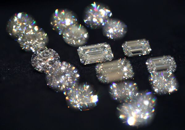 Những viên kim cương của công ty “Kim cương Alrosa” tại cuộc triển lãm kim cương - Sputnik Việt Nam