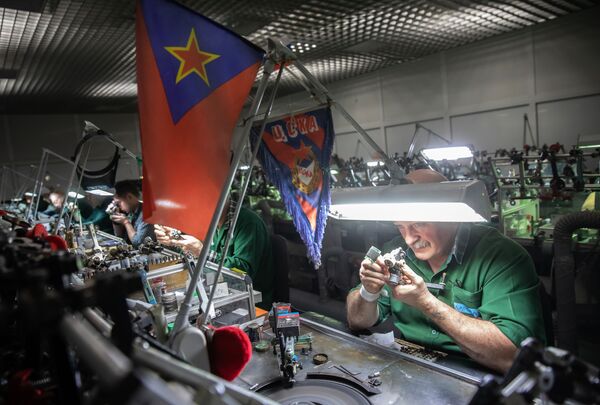 Các nhân viên mài kim cương trong xưởng chế tác của công ty “Kim cương Alrosa” ở Moskva - Sputnik Việt Nam