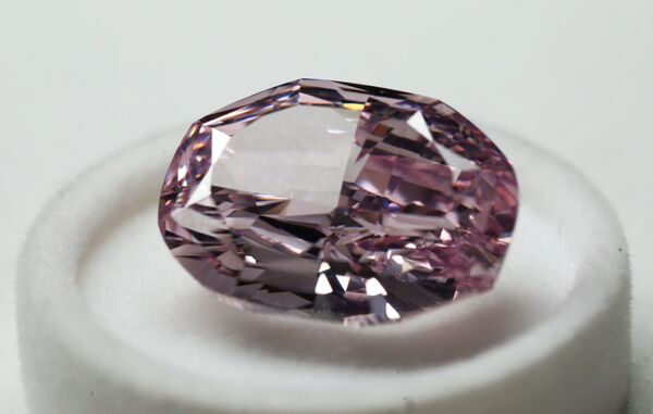 Viên kim cương Màu hồng tuyệt diệu, chế tác theo kiểu Oval nặng 14,83 carat, được trưng bày tại triển lãm kim cương của tập đoàn Alrosa - Sputnik Việt Nam