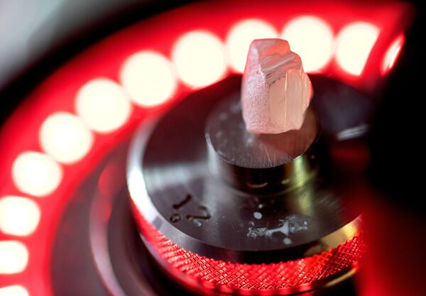 Kim cương trong xưởng chế tác laser của công ty “Kim cương Alrosa” ở Moskva - Sputnik Việt Nam