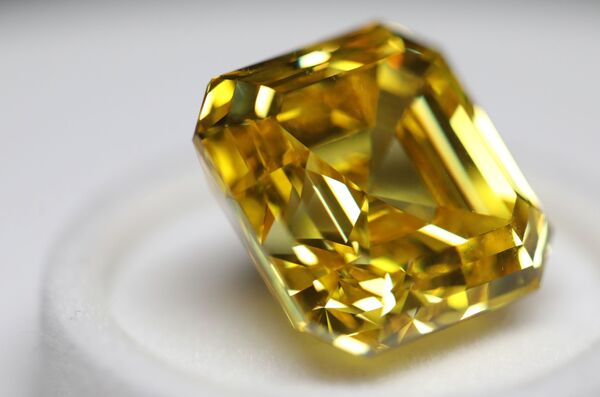 Viên kim cương Màu vàng rực rỡ”, chế tác theo kiểu “Asher nặng 20,69 carat, được trưng bày tại Triển lãm kim cương của tập đoàn “Alrosa” - Sputnik Việt Nam
