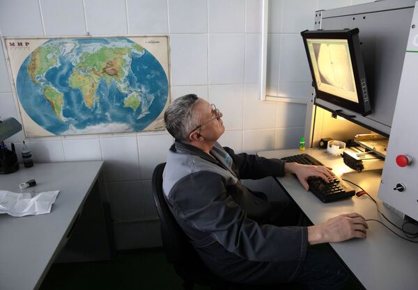 Nhân viên trong xưởng chế tác laser của công ty “Kim cương Alrosa” ở Moskva - Sputnik Việt Nam