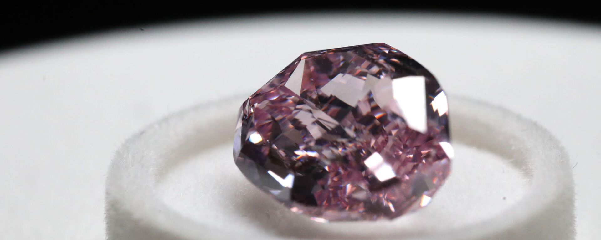 Viên kim cương Màu tím cao quý nặng 11,06 carat, chế tác theo kiểu Cushion, được trưng bày tại triển lãm kim cương của tập đoàn Alrosa,  - Sputnik Việt Nam, 1920, 16.04.2019