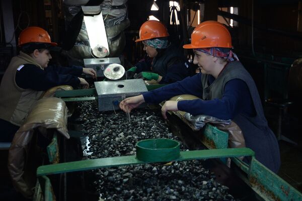 Băng tải của nhà máy ngọc lục bảo tại Công ty Cổ phần Mariinsky Priisk ở tỉnh Sverdlovsk - Sputnik Việt Nam