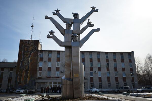 Tác phẩm điêu khắc Vinh quang thợ mỏ bên tòa nhà của công ty ngọc lục bảo Mariinsky Priisk ở tỉnh Sverdlovsk - Sputnik Việt Nam