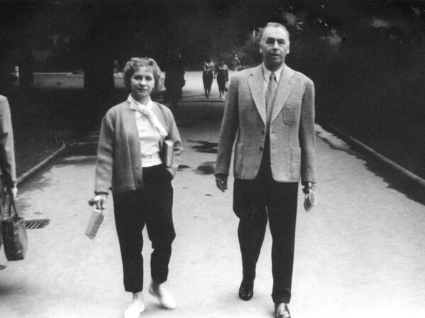 Vợ chồng nữ nghệ sỹ ba lê Nhà hát Bolshoi Olga Lepeshinskaya và tướng Liên Xô Alexei Antonov đi nghỉ ở Karlovy Vary, Tiệp Khắc, thập niên 1960 - Sputnik Việt Nam