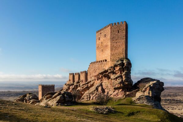 Lâu đài Safra thế kỷ 13, nằm ở tỉnh Guadalajara (Tây Ban Nha), phim trường quay Tháp Niềm vui trong dãy núi Đỏ trên biên giới giữa Prostor và Dorn - Sputnik Việt Nam