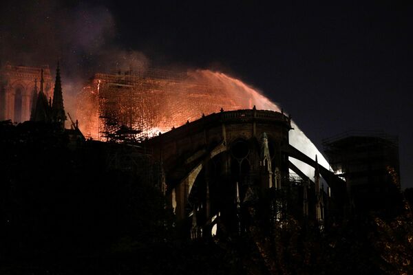 Chữa cháy ở Nhà thờ Đức Bà Paris  - Sputnik Việt Nam