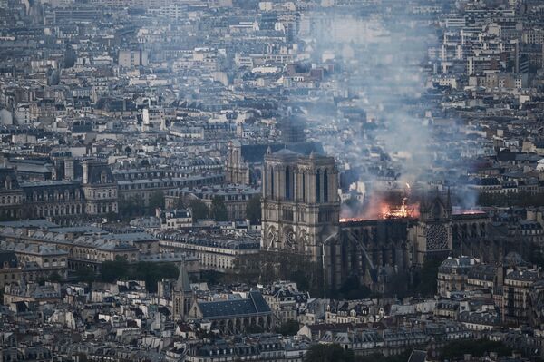 Cảnh đám cháy ở Nhà thờ Đức Bà Paris, nhìn từ trên xuống - Sputnik Việt Nam