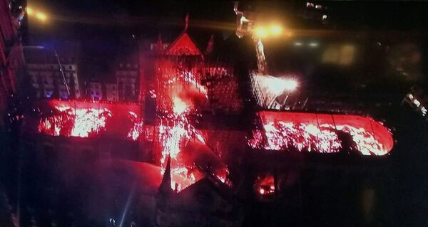 Cảnh đám cháy ở Nhà thờ Đức Bà Paris, nhìn từ trên xuống - Sputnik Việt Nam