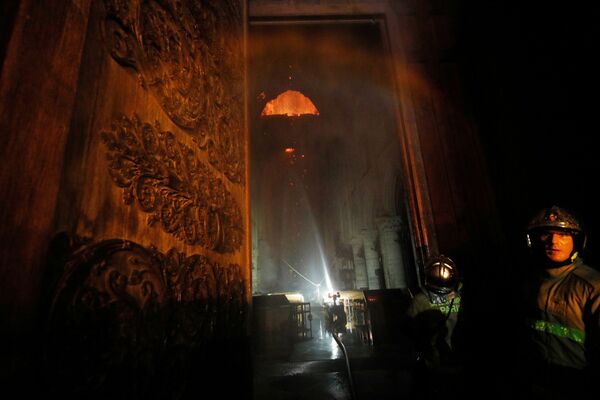 Chữa cháy ở Nhà thờ Đức Bà Paris  - Sputnik Việt Nam