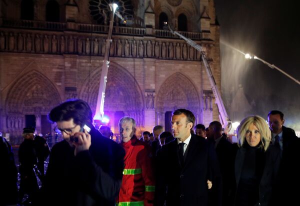 Tổng thống Pháp Emmanuel Macron và phu nhân tại địa điểm xảy ra hỏa hoạn ở Nhà thờ Đức Bà Paris - Sputnik Việt Nam