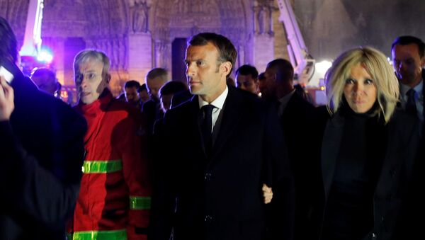 Tổng thống Pháp Emmanuel Macron và phu nhân tại địa điểm xảy ra hỏa hoạn ở Nhà thờ Đức Bà Paris - Sputnik Việt Nam