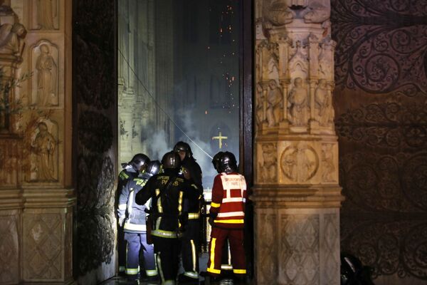 Lính cứu hỏa chữa cháy ở Nhà thờ Đức Bà Paris - Sputnik Việt Nam