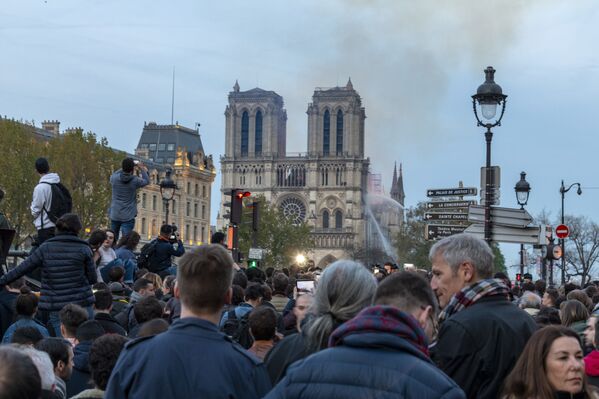 Mọi người tụ tập gần Nhà thờ Đức Bà Paris, nơi xảy ra đám cháy lớn - Sputnik Việt Nam