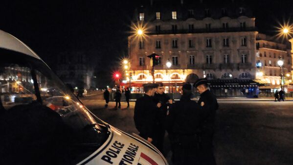 Các nhân viên cảnh sát tại nơi chữa cháy ở Nhà thờ Đức Bà Paris - Sputnik Việt Nam
