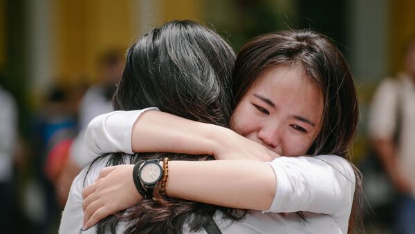 Hai cô gái ôm nhau khóc nức nở giữa sân trường  - Sputnik Việt Nam