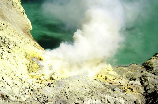 Hõm chảo của núi lửa Ijen, trong đó có hồ chứa lưu huỳnh Kawah Ijen (Indonesia) - Sputnik Việt Nam