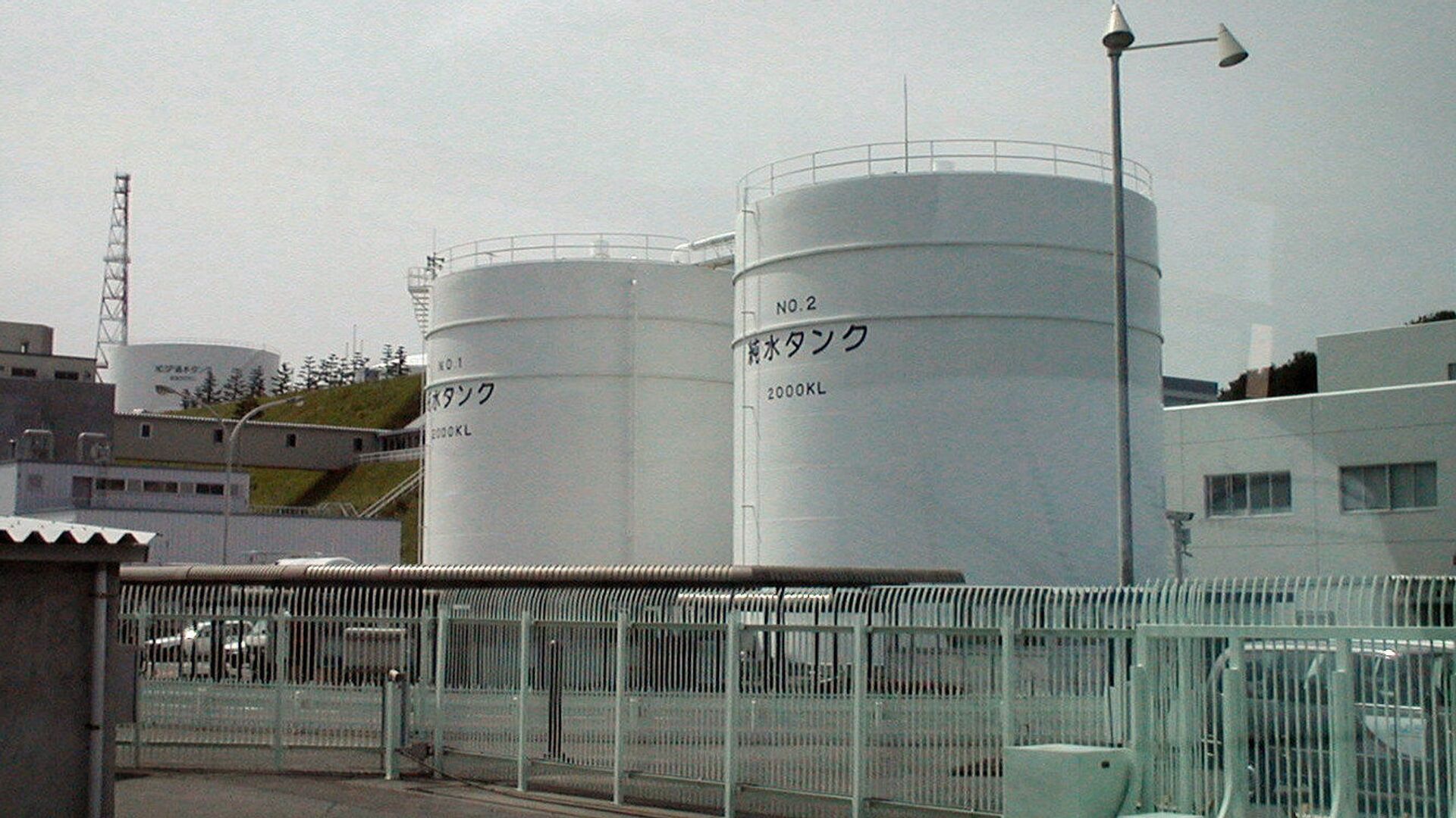 Nhà máy điện hạt nhân Fukushima-1 tại Nhật Bản được xây dựng vào những năm 1960. Vào thời điểm xảy ra thảm họa, đây là một trong những nhà máy vận hành lâu đời nhất, không có hệ thống an toàn chủ động và thụ động, như các nhà máy hiện đại. - Sputnik Việt Nam, 1920, 23.08.2023