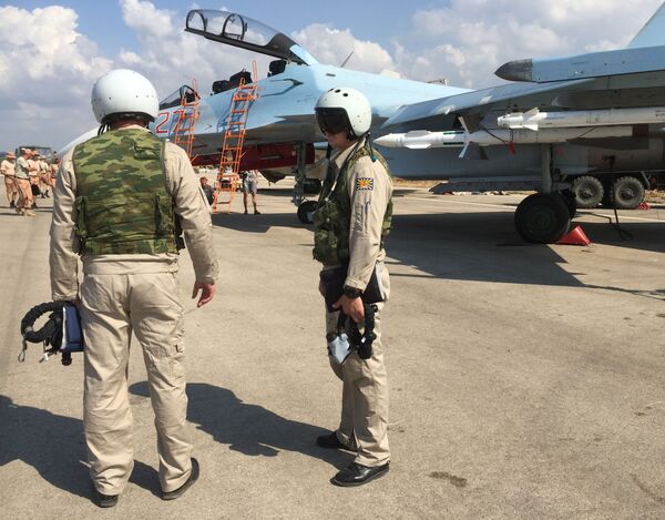 Phi công Nga chuẩn bị cất cánh bằng Su-30 từ sân bay Hmeymim tại Syria - Sputnik Việt Nam