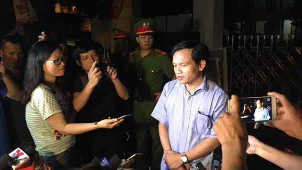Cục trưởng Cục Quản lý chất lượng, Bộ GD&ĐT trao đổi với báo chí giữa đêm khi những tiêu cực tại Sơn La bắt đầu lộ diện vào tháng 7/2018 - Sputnik Việt Nam