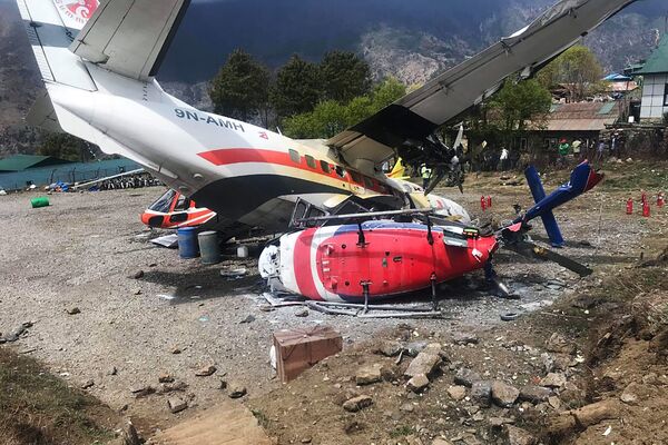 Hậu quả  vụ tai nạn  máy bay Let L-410 Turbolet  va chạm với hai chiếc trực thăng tại sân bay Lukla, Nepal  - Sputnik Việt Nam