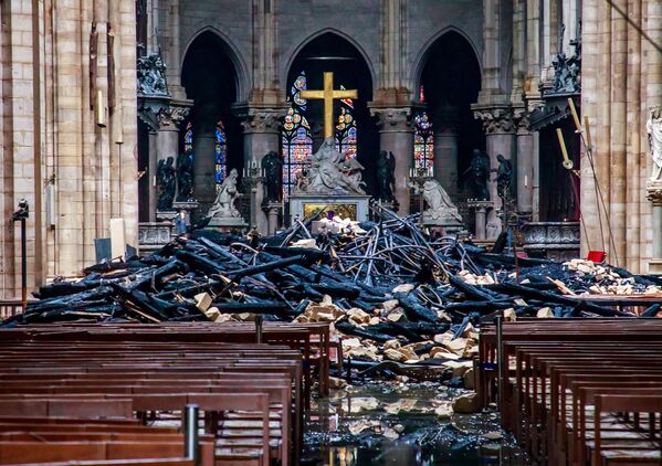 Điện thờ của nhà thờ Đức Bà Paris một ngày sau vụ cháy  - Sputnik Việt Nam