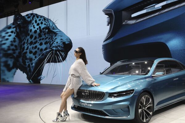 Cô gái chụp ảnh cạnh mẫu khái niệm xe hơi Preface của Geely Auto tại Triển lãm ô tô quốc tế Thượng Hải
 - Sputnik Việt Nam